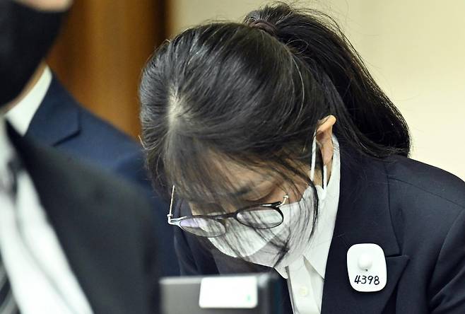 도이치모터스 주가조작 혐의와 통일교 금품수수 의혹 등으로 구속기소된 김건희 여사의 첫 재판이 24일 오후에 열렸다. 김 여사가 법정에서 고개숙여 인사를 하고 있다. 2025. 9. 24. 사진공동취재단