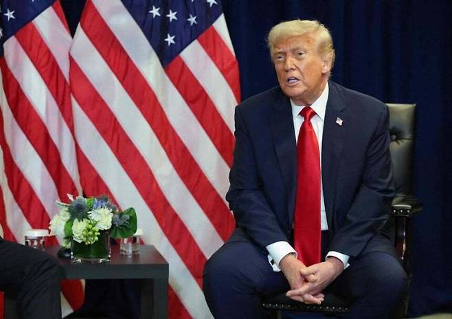 도널드 트럼프 미국 대통령이 23일(현지시각) 뉴욕에서 열린 유엔 총회 기간 프랑스 에마뉘엘 마크롱 대통령과의 양자 회담에서 발언하고 있다. 뉴욕/AFP 연합뉴스