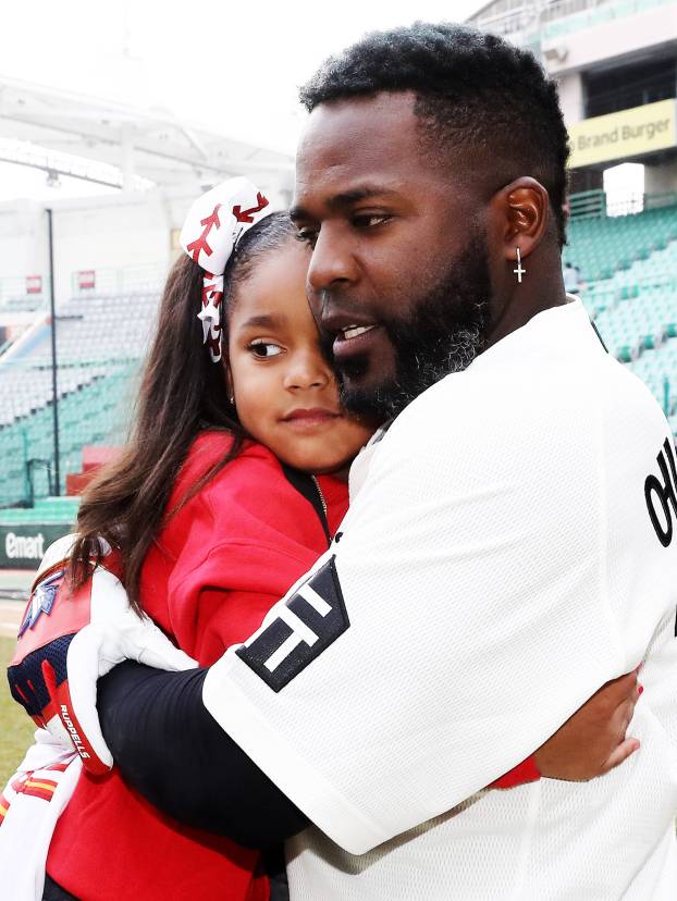 지난 3월에 열린 이른바 셋째 젠더리빌 행사에서 선수들의 축하를 받은 에레디아가 딸을 껴안고 있다. SSG 제공