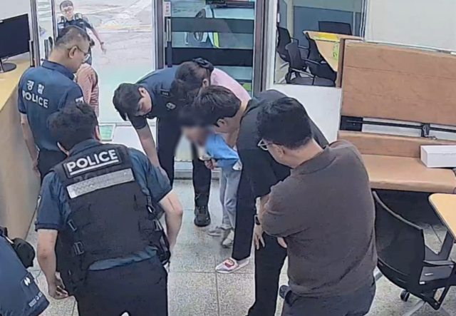 ▲ 지난 23일 오후 5시 26분쯤 후평지구대 소속 김성준 경장과 이혜정 경감이 목에 사탕이 걸린 5세 아이를 안고 하임리히법 응급처치를 하고 있다. 당시 CCTV 영상의 캡처 사진. 춘천경찰서 제공