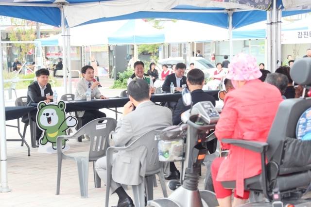 ▲ 김진태 강원도지사가 24일 태백시 장성동 탄탄마을 광장에서 사업대상지인 장성동, 구문소동, 철암동 지역주민들과 만나 지역 현안과 생활 불편사항에 대한 현장 의견을 청취했다. 강원도 제공