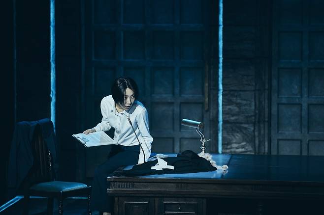 연극 '프리마 파시' 속 주인공 테사를 연기하는 배우 김신록./사진=쇼노트