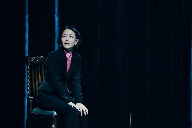 연극 '프리마 파시' 속 주인공 테사를 연기하는 배우 김신록./사진=쇼노트