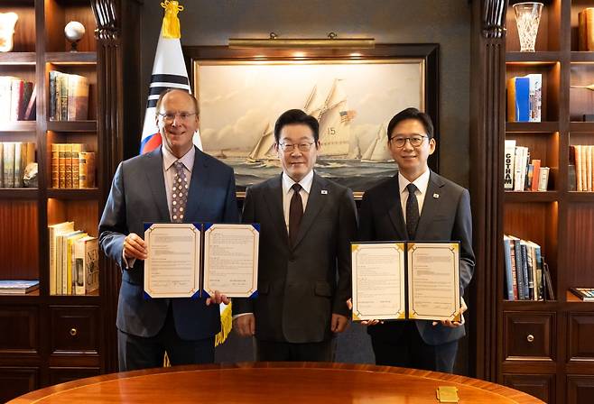 이재명 대통령이 22일(현지시간) 뉴욕에서 열린 유엔총회 참석 중 블랙록의 래리 핑크 회장(세계경제포럼 의장 겸직), 배경훈 과학기술정보통신부 장관과 함께 AI 산업 글로벌 협력을 위한 양해각서(MOU)를 체결한 뒤 기념촬영을 하고 있다. /뉴욕=연합뉴스·공동취재단