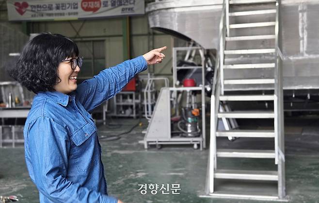 김세협 용접사가 지난 8일 경남 창원에 있는 알루미늄 선박제조업체 디텍(DTEC)에서 작업 중인 선박을 보여주고 있다. 김서영 기자