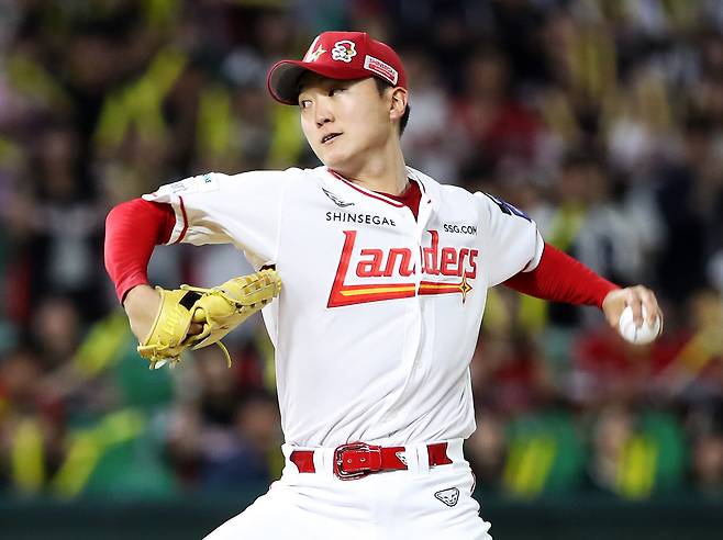 SSG 김건우가 23일 인천 KIA전에 선발 등판해 공을 던지고 있다. SSG 랜더스 제공