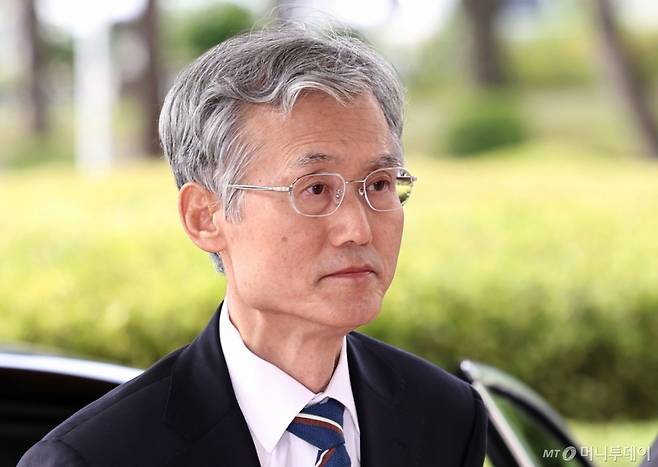 조희대 대법원장이 24일 오전 서울 서초구 대법원으로 출근하고 있다. /사진=뉴스1