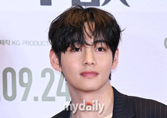 그룹 BTS 뷔가 22일 서울 용산아이파크몰 CGV에서 진행된 영화 '어쩔수가없다' VIP 시사회에 참석했다.'어쩔수가없다'는 82회 베니스국제영화제 경쟁 부문 초청작이자 최근 50회 토론토국제영화제에서 국제 관객상을 수상하며 글로벌 관객들의 뜨거운 관심을 받고 있다. 오는 9월 24일 개봉한다.