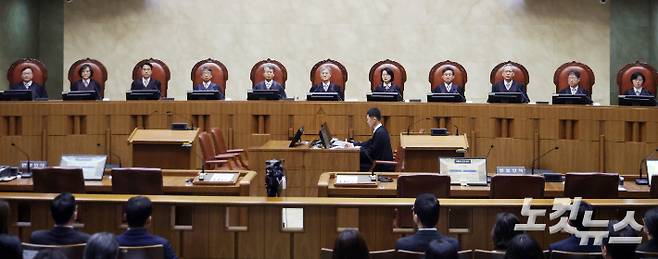 지난 5월 1일 조희대 대법원장을 비롯한 대법관들이 더불어민주당 이재명 대선 후보의 공직선거법 사건 전원합의체 선고를 위해 서울 서초구 대법원 대법정에 입장해 자리에 앉아 있다. 사진공동취재단