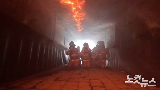 화재성상체험훈련장에서 체험 중인 취재진의 머리 위로 불이 지나가고 있다. 심동훈 기자