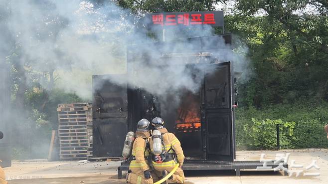 훈련 시설 중 하나인 백드래프트셋에서 시연 중인 소방 대원. 심동훈 기자