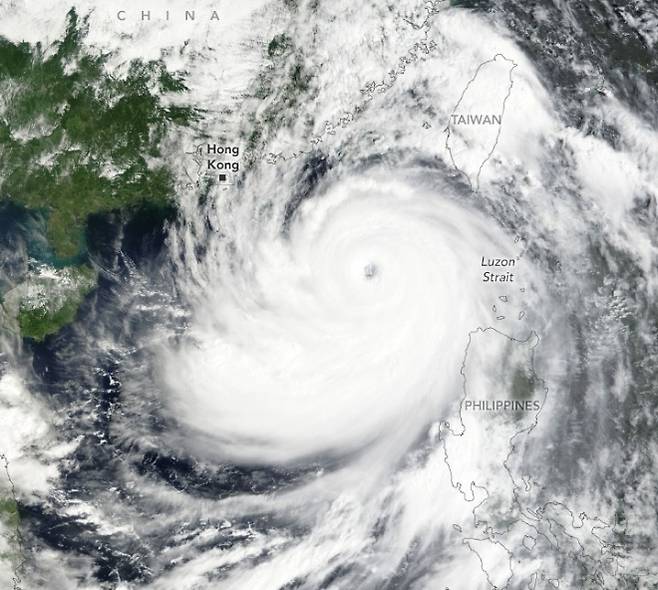 지난 23일 오전 지구관측위성 테라로 포착한 제18호 태풍 ‘라가사’. NASA 제공