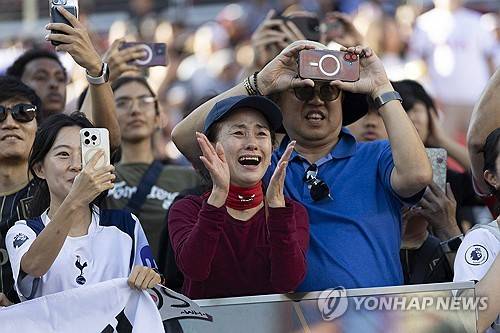 미국 매체 'LA타임즈'가 24일(한국시간) LAFC에서 활약하는 손흥민을 조명하면서 선수로서가 아닌 한 인간으로서 너무나 훌륭하다고 집중 조명했다. 연합뉴스