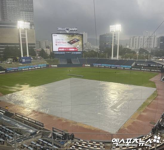 NC 다이노스와 LG 트윈스는 24일 창원NC파크에서 2025 신한 SOL 뱅크 KBO리그 정규시즌 팀 간 15번째 맞대결을 치른다. 오후 5시30분경 갑작스러운 폭우로 인해 그라운드 곳곳에 물웅덩이가 생겼다. 엑스포츠뉴스 창원, 김유민 기자