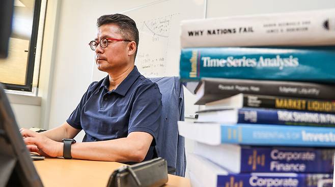 ▲ 지난 7월 18일(현지시간) 프랑스 NEOMA 국제금융대학원 루앙 캠퍼스 연구실에서 안정현 NEOMA 국제금융대학원 원장이 연구에 몰두해 있다. /인천일보DB