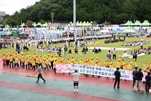◇‘제48회 노산문화제 및 제43회 군민의 날 기념 개막식’이 25일 평창종합운동장에서 심재국 평창군수를 비롯한 각급 기관·사회단체장과 출향인사, 자매도시 관계자, 8개 읍·면 선수단을 비롯한 주민 2,500여 명이 참가한 가운데 열렸다.