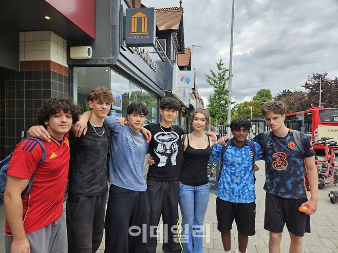 옥스퍼드 처웰 고등학교 3학년에 재학 중인 학생들. 사진에 나온 학생 중 한 학생을 제외하고는 전부 이민 2세다. 사진 맨 왼쪽이 리오.(사진=안치영 기자)