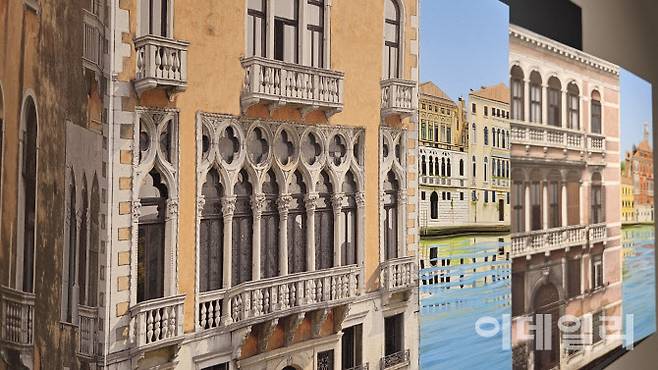 패트릭 휴즈의 ‘가장한 팔라조’(Pretend Palazzo 2025, 70.3×172.7×20㎝, edition of 5+2APs). 나무보드에 작가가 직접 그린 그림을 디지털 방식으로 복제·인쇄해 잘라낸 뒤 부분부분 콜라주하고 나머지 빈공간은 유화로 완성한 ‘멀티플’ 연작 중 하나다. 이탈리아 베네치아 전경을 소재로 삼았다. 아래는 옆으로 이동해 바라본 같은 작품이다(사진=오현주 문화전문기자).
