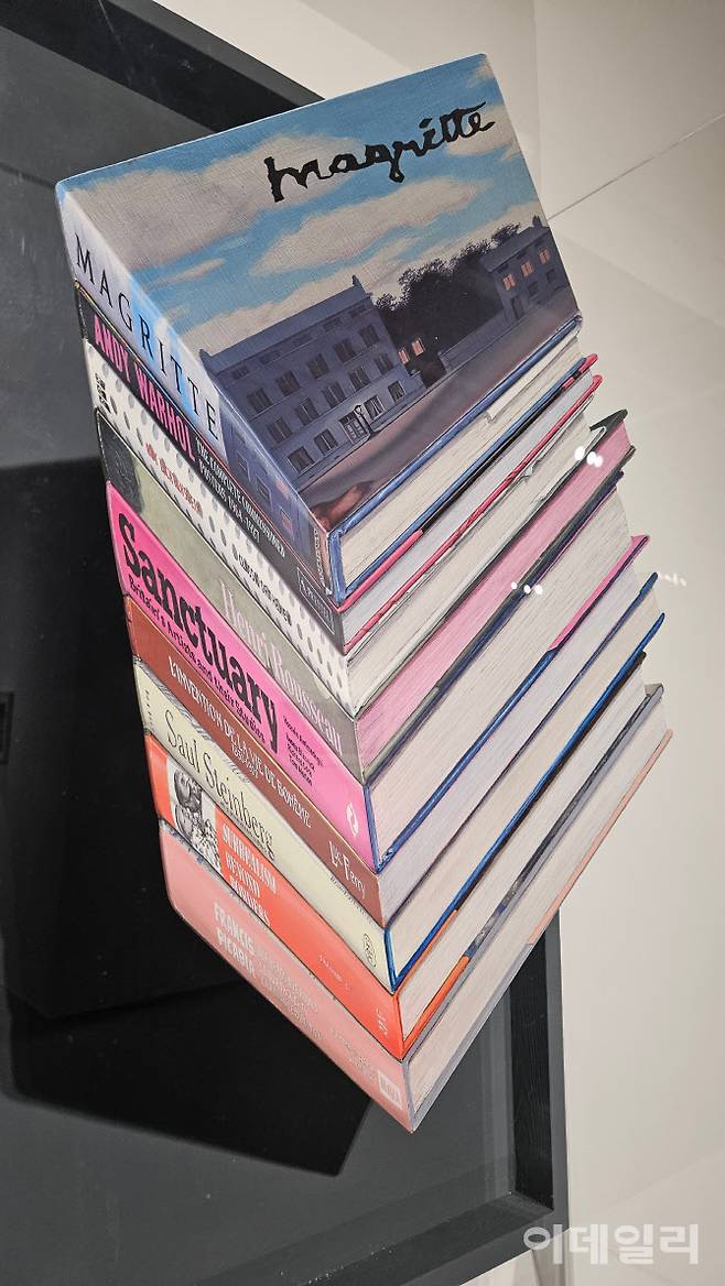 패트릭 휴즈의 ‘마그리트’( Magritte 2024, 91.9×61.7×31.2㎝). 나무보드에 작가가 직접 그린 그림을 디지털 방식으로 복제·인쇄해 잘라낸 뒤 부분부분 콜라주하고 나머지 빈공간은 유화로 완성한 ‘멀티플’ 연작 중 하나다(사진=오현주 문화전문기자).