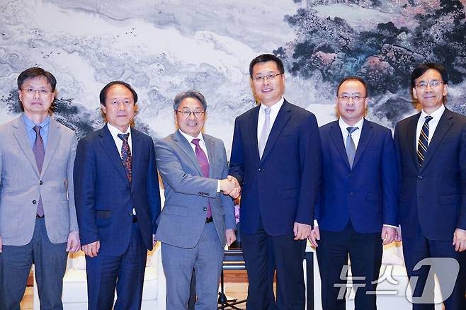 강기정 광주시장이 24일 오후 중국 항저우 인터콘티넨탈 호텔에서 루산(卢山) 저장성 부성장과 면담을 갖고 항저우시와 AI 정책 등 교류협력 방안을 논의한 뒤 기념촬영을 하고 있다.(광주시 제공. 재판매 및 DB 금지) 2025.9.25/뉴스1