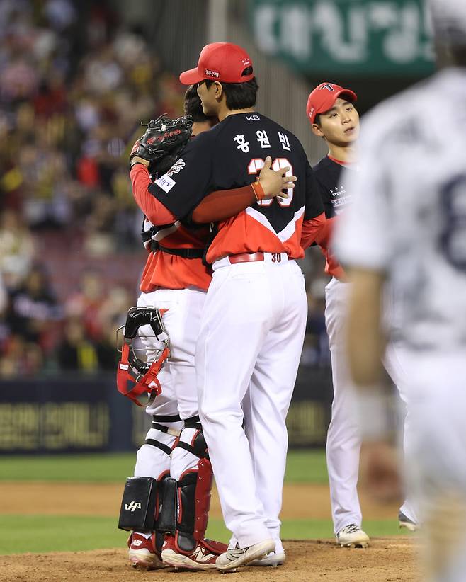 KIA 홍원빈이 3일 서울 잠실구장에서 열린 2025 KBO리그 두산전에서 승리를 지켜낸 뒤 한준수와 기쁨을 나누고 있다. 사진 | KIA 타이거즈
