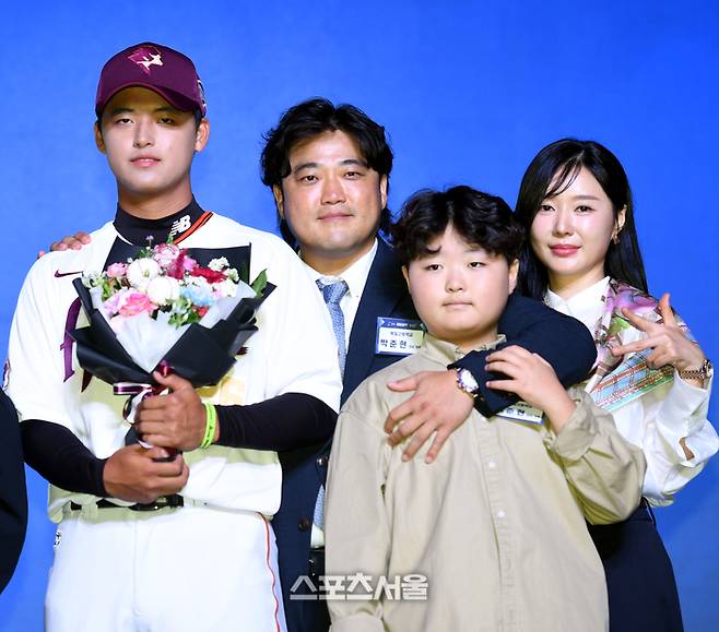 천안 북일고 박준현이 17일 서울 송파구 롯데호텔 월드에서 열린 2026 KBO 리그 신인드래프트에서 키움에 지명된 후 가족들과 기념촬영을 하고 있다. 사진 | 최승섭 기자 thunder@sportsseoul.com