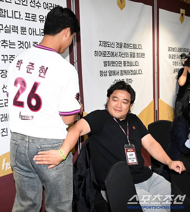 아들을 맞는 아빠의 다정한 손길