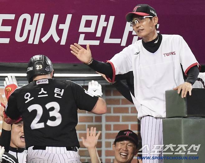 25일 울산 문수야구장에서 열린 KBO리그 롯데와 LG의 경기. 5회초 LG 오스틴이 롯데 감보아를 상대로 3점 홈런을 날렸다. 염경엽 감독과 하이파이브를 나누고 있는 오스틴. 울산=송정헌 기자songs@sportschosun.com/2025.09.25/