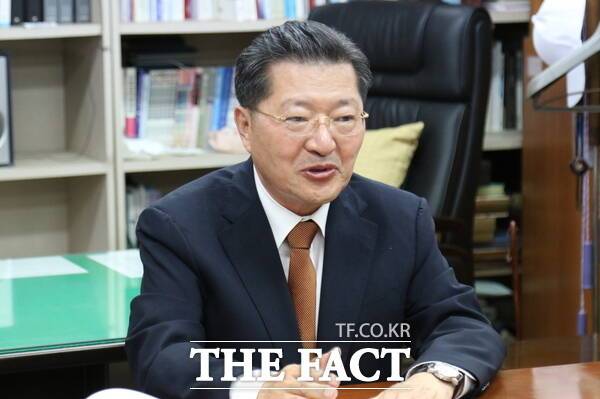 진동규 전 유성구청장이 24일 <더팩트>와 인터뷰를 진행하고 있다./정예준 기자