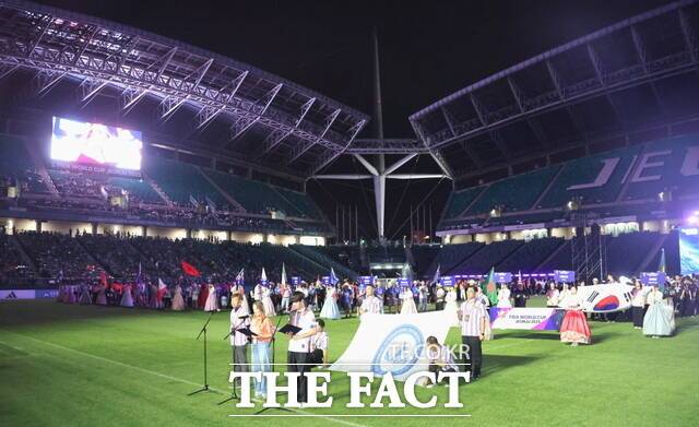 25일 오후 전북 전주월드컵경기장에서 개막한 '2025 전주드론축구월드컵(FIDA World Cup Jeonju 2025)' 대회에 참가한 선수단 및 심판 대표가 선서를 하고 있다. /전주시