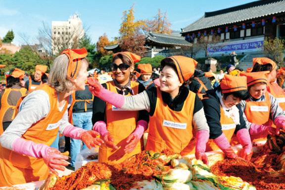 서울 남산골 한옥마을 광장에서 열린 ‘어머니 사랑의 김장 나누기’ 행사에 주한 외교관 가족, 연예인, 위러브유 회원들이 함께했다.