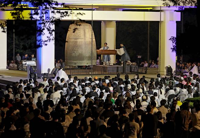 당목(종 치는 막대)이 우람한 몸통을 때릴 때마다 깊은 울림의 ‘댕~’ 소리가 경주의 밤하늘에 퍼져 나갔다. 사전 추첨을 통해 선정된 시민 771명은 숨소리도 내지 않고 소리에 몰입했다. 원천수 주철장 이수자(왼쪽)와 보신각 종지기를 역임한 신철민 서울시 주무관이 총 12번 타종했다. /김동환 기자