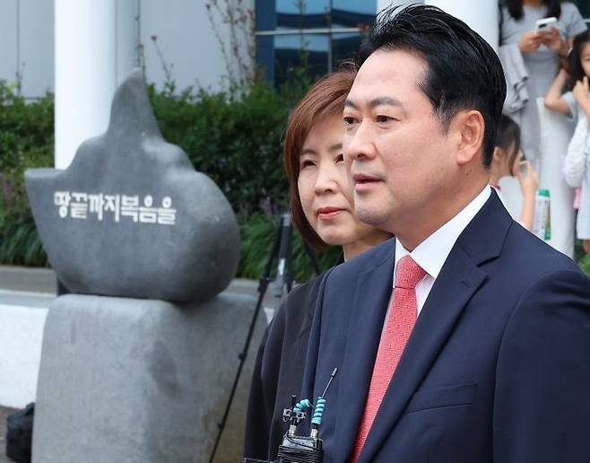 장동혁 국민의힘 대표와 김미애 국민의힘 의원 등이 지난 14일 오전 부산 강서구 세계로교회 예배에 참석하기 전 취재진 질문에 답하고 있다. ⓒ연합뉴스