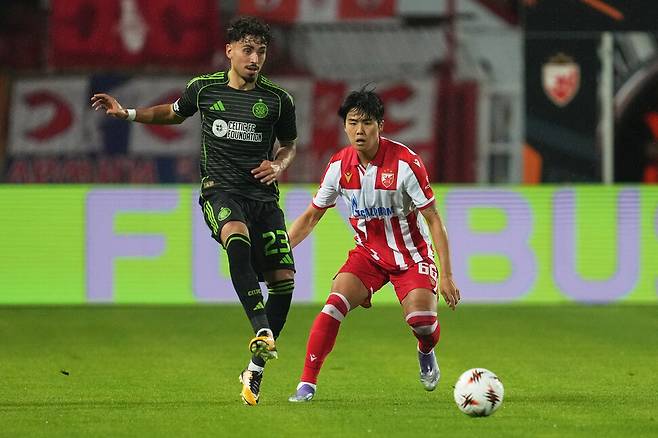 설영우(츠르베나 즈베즈다·오른쪽)가 25일(한국시각) 세르비아 베오그라드의 라이코 미틱 스타디움에서 열린 2025~2026 유럽축구연맹(UEFA) 유로파리그(UEL) 리그페이즈 1차전에서 세바스티안 투넥티(셀틱)를 밀착 마크하고 있다. 배오그라드/AP 연합뉴스