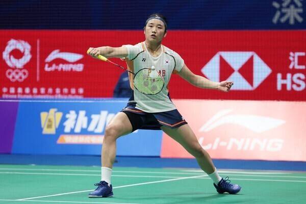 안세영이 지난 21일 열린 중국 마스터스 대회 결승전에서 한웨와 대결하고 있다. 선전/AFP 연합뉴스