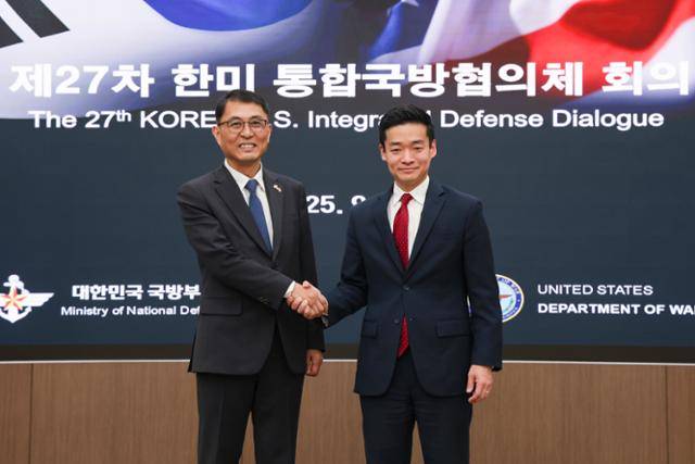 윤봉희(왼쪽) 국방부 국방정책실장 대리와 존 노 미 국방부 동아시아부차관보가 24일 서울에서 열린 제27차 한미 통합국방협의체 회의에서 악수를 하고 있다. 국방부 제공