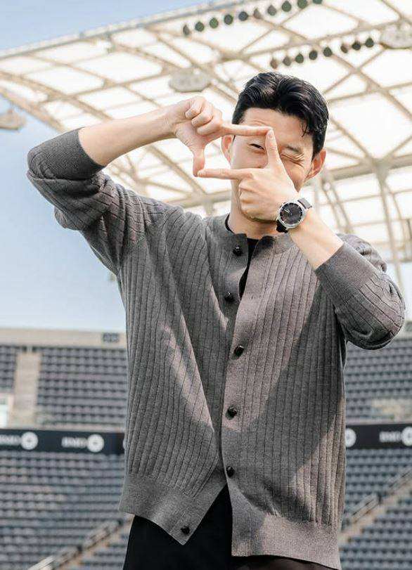 8월 7일(한국시간) LAFC 입단식에 참석한 손흥민의 모습. 이날 손흥민은 TPO(시간·장소·상황)에 맞게 전반적으로 차분한 룩을 선보였다. 회색 가디건에 상의 이너와 하의를 블랙으로 맞췄고, 검은색 시계를 선택했다. 사진=LAFC