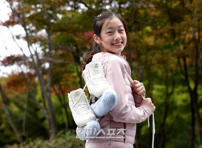 최근 ISU 피겨스케이팅 주니어 그랑프리 데뷔전에서 깜짝 은메달을 따낸 피겨 유망주 허지유가 22일 서울 노원구 태릉실내빙상장 앞에서 일간스포츠와 인터뷰를 하기 전 포즈를 취하고 있다. 김민규 기자 mgkim1@edaily.co.kr /2025.09.22/