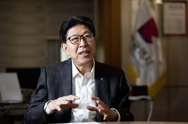 박형준 부산시장은 “메트로폴리탄(metropolitan) 부산”을 지향한다. 부산을 한반도 남부의 허브도시로 만들어 대한민국 성장 축을 추가하는 것이 필생의 꿈이다. 김정훈 기자