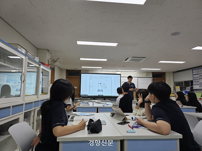 정산고 학생들이 지난 2일 택시를 타고 이동해 충남 청양군 청양고에서 청양고 학생들과 함께 수업을 듣고 있다. 김원진 기자