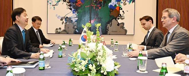 구윤철, 베선트와 면담 구윤철 부총리 겸 기획재정부 장관이 24일(현지시간) 미국 뉴욕 주유엔 대한민국대표부에서 스콧 베선트 미국 재무장관과 면담하고 있다. 기획재정부 제공