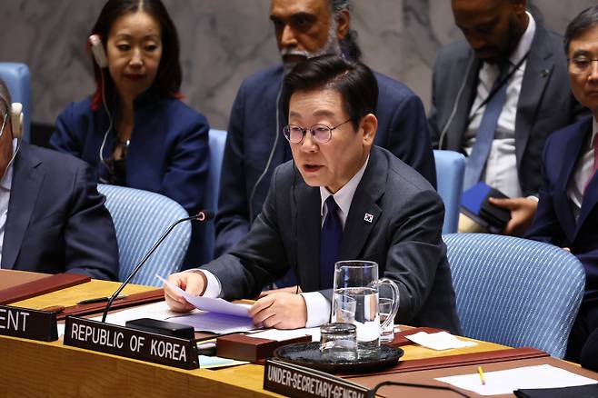 이재명 대통령이 24일(현지시간) 미국 뉴욕 유엔본부에서 안전보장이사회 공개 토의를 주재하고 있다. 한국 정상이 안보리 공개토의를 주재한 것은 처음으로, 이는 한국이 올해 안보리 의장국을 맡은 데 따른 것이다. 연합뉴스