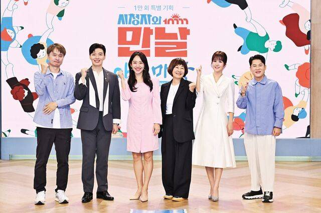 서울 영등포구 KBS 본관에서 24일 ‘아침마당’ 1만회 기자간담회가 열렸다. 왼쪽부터 박철규, 엄지인 아나운서와 방송인 김혜영, 트로트 가수 윤수현, 국악인 남상일, 김대현 PD가 포즈를 취하고 있다. KBS 제공