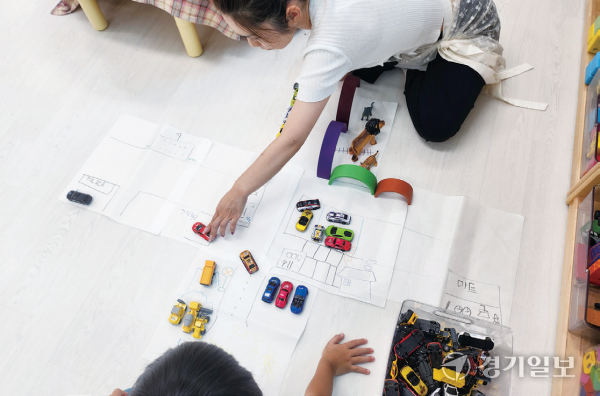 놀이치료중인 아동과 발달치료사 모습. 박화선기자