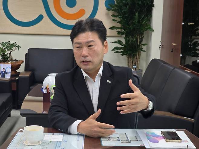 이병진 수원도시재단 이사장이 머니투데이와 인터뷰를 하고 있다./사진=이민호기자