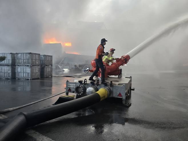 지난 5월 광주 금호타이어 공장 화재 당시 김량선 소방장이 대용량포방사시스템을 운하는 모습./사진제공=소방청