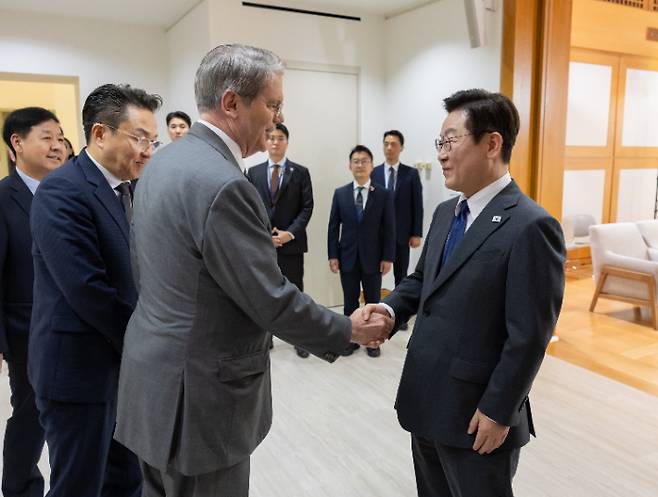 이재명 대통령과 스콧 베선트 미국 재무장관이 24일(현지시간) 미국 뉴욕 주유엔대한민국대표부에서 면담에 앞서 악수하고 있다. 연합뉴스