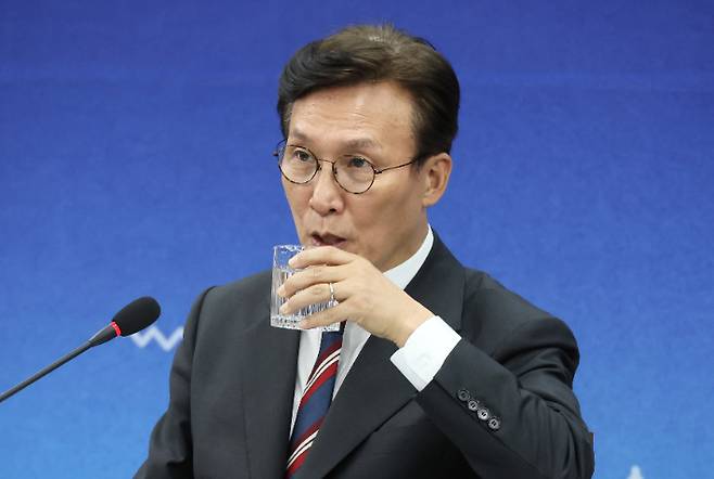 김민석 국무총리가 25일 서울 중구 한국관광공사 서울센터에서 열린 제10차 국가관광전략회의에서 물을 마시고 있다. 연합뉴스