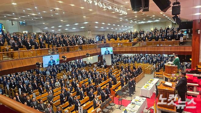 대한예수교장로회 통합총회(정훈 총회장)가 25일 서울 중구 영락교회에서 제110회 총회 폐회예배를 드리고 있다. 송주열 기자