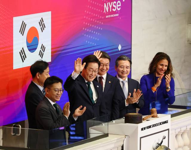 이재명 대통령이 25일(현지시간) 미국 뉴욕 증권거래소에서 개장을 알리는 버튼을 누른 뒤 손을 흔들고 있다. 2025.9.25. 연합뉴스